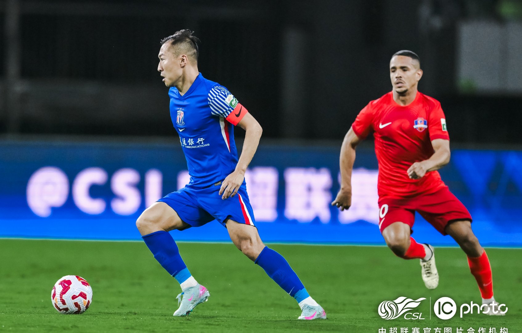 立博官方入口-上海申花训练开放日，转会期主帅复盘引欢呼，国王杯在即，阵容厚度经受考验(上海申花足球队)